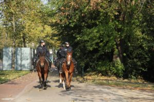 Mendelssohn-Denkmal: Die Reiter der Polizei vor dem Mendelssohn Denkmal Düsseldorf