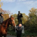 Musikvereinsvorsitzender Manfred Hill im entspannten Gespräch mit den Reitern der Polizei vor dem Mendelssohn Denkmal Düsseldorf