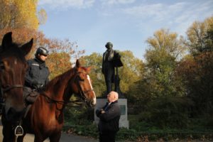 Mendelssohn-Denkmal: Musikvereinsvorsitzender Manfred Hill im entspannten Gespräch mit den Reitern der Polizei vor dem Mendelssohn Denkmal Düsseldorf