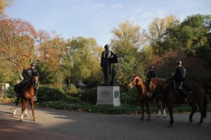 Mendelssohn-Denkmal: Eskorte der Reiterstaffel am Mendelssohn Denkmal