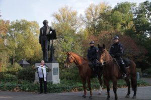 Mendelssohn-Denkmal: Eskorte der Reiterstaffel am Mendelssohn Denkmal