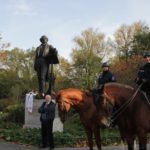 Mendelssohn-Denkmal: Eskorte der Reiterstaffel am Mendelssohn Denkmal