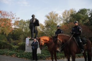 Mendelssohn-Denkmal: Eskorte der Reiterstaffel am Mendelssohn Denkmal