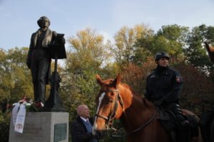 Mendelssohn-Denkmal: Musikvereinsvorsitzender Manfred Hill im entspannten Gespräch mit den Reitern der Polizei vor dem Mendelssohn Denkmal Düsseldorf