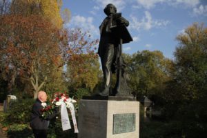 Mendelssohn-Denkmal: Musikvereinsvorsitzender Manfred Hill liegt die Blumen am Fuße des Düsseldorfer Mendelssohn-Denkmals nieder