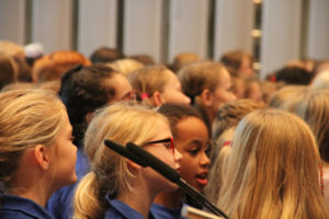 Die Kinder der GGS Sternwartschule und der KGS St. Bonifatiusschule mit ihrem Singleiter Martin Lucaß