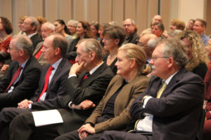 Dr. Michael Meyer, Vorstand Stadtsparkasse Düsseldorf, Michael Breuer, Präsident den Rheinischen Sparkassen und Giroverbandes, Dr. Edgar Jannott, Laudator, Frau Dr. Petra Winkelmann, stellvertr. Kulturamtsleiterin, Hans-Heinrich Große-Brockhoff, Kulturstaatssekretär a.D. (v.l.n.r.)