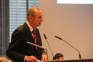 Dr. Edgar Jannott bei seiner Laudatio für die SingPause