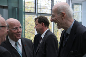 Manfred Hill im Gespräch mit Hartmut Haubrich. Electronic-Partner,. im Hintergrund Stadtdirektor Burkhard Hintzsche