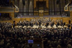 Der Musikverein mal nicht auf dem Chorpodium sondern im Publikum mit einem Glas Sekt zum Jahresbeginn