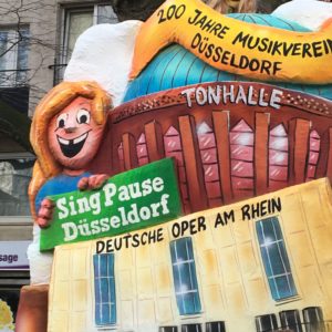 Rosenmontag - Helma Wassenhoven die Initiatorin des Wagens mit 200 Jahre Musikverein