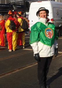 Rosenmontag - Kurz vor dem Start - Schatzmeisterin Teresia Petrik im Musikvereins-Outfit