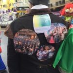 Rosenmontag - Kurz vor dem Start: Der SingPause-Rücken des Vorsitzenden