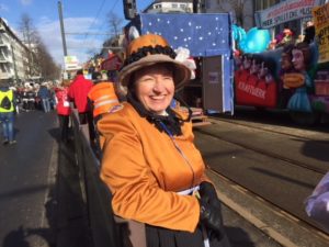 Archivarin Monika Egelhaaf fröhlich kurz vor dem Start des Rosenmontagszuges