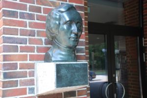 Büste von Felix Mendelssohn Bartholdy vor dem Haupteingang der Tonhalle Düsseldorf. Spende der Düsseldorfer Jonges zum 70. Jubiläum im Jahre 1973.