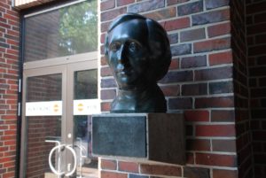 Büste von Felix Mendelssohn Bartholdy vor dem Haupteingang der Tonhalle Düsseldorf. Spende der Düsseldorfer Jonges zum 70. Jubiläum im Jahre 1973.