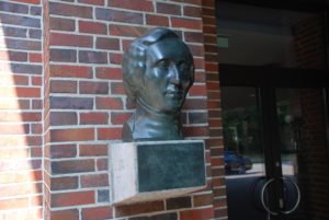 Büste von Felix Mendelssohn Bartholdy vor dem Haupteingang der Tonhalle Düsseldorf. Spende der Düsseldorfer Jonges zum 70. Jubiläum im Jahre 1973.