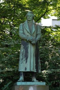 Mendelssohn-Denkmal: Denkmal für Carl Leberecht Immermann. Ehemaliger Standort bis 1936 an der alten Oper. Von den Nazis entfernt zusammen mit dem Denkmal-Gegenstück von Felix Mendelssohn Bartholdy, welches 1940 eingeschmolzen wurde. Das Immermann-Denkmal wurde im Hofgarten, hinter dem neuen Schauspielhaus wieder aufgestellt.