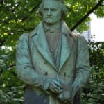 Mendelssohn-Denkmal: Denkmal für Carl Leberecht Immermann. Ehemaliger Standort bis 1936 an der alten Oper. Von den Nazis entfernt zusammen mit dem Denkmal-Gegenstück von Felix Mendelssohn Bartholdy, welches 1940 eingeschmolzen wurde. Das Immermann-Denkmal wurde im Hofgarten, hinter dem neuen Schauspielhaus wieder aufgestellt.