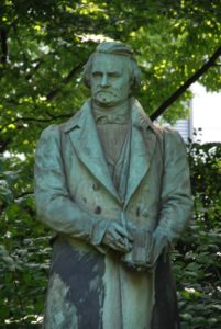 Mendelssohn-Denkmal: Denkmal für Carl Leberecht Immermann. Ehemaliger Standort bis 1936 an der alten Oper. Von den Nazis entfernt zusammen mit dem Denkmal-Gegenstück von Felix Mendelssohn Bartholdy, welches 1940 eingeschmolzen wurde. Das Immermann-Denkmal wurde im Hofgarten, hinter dem neuen Schauspielhaus wieder aufgestellt.