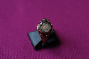 Ring aus blauer Emaille mit einer Haarlocke von Felix Mendelssohn Bartholdy und seinen eingeprägten Lebensdaten. Aus dem Besitz von Clara Schumann.