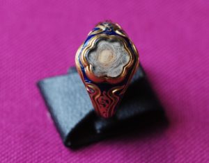 Ring aus blauer Emaille mit einer Haarlocke von Felix Mendelssohn Bartholdy und seinen eingeprägten Lebensdaten. Aus dem Besitz von Clara Schumann.