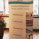 Roll-Up zur Vorstellung der Veranstaltung mit Aufzählung der Archiv-Gruppen