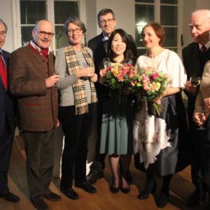 Eröffnung des 9. Tags der Archive-Hetjens-Museum Düsseldorf: Georg Lauer (Medienreferent Musikverein), Benno Lohausen (Ur-Ur-Urenkel des Dichters von „Trost in Leiden“) mit Ehefrau Rosika Lohausen, Udo Kasprowicz (Redaktion NC-Musikverein), Rie Sakai (Pianistin des Abends und Korrepetitorin Musikverein ), Carolina Rüegg (Sopran-Solistin des Abends und Singleiterin Musikverein-SingPause), Dr. Herman Lohausen (Vetter von Benno Lohausen) und Lia Lohausen (Tochter von Dr. Hermann Lohausen) (v.l.n.r.)