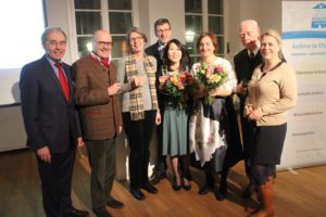 Eröffnung des 9. Tags der Archive-Hetjens-Museum Düsseldorf: Georg Lauer (Medienreferent Musikverein), Benno Lohausen (Ur-Ur-Urenkel des Dichters von „Trost in Leiden“) mit Ehefrau Rosika Lohausen, Udo Kasprowicz (Redaktion NC-Musikverein), Rie Sakai (Pianistin des Abends und Korrepetitorin Musikverein ), Carolina Rüegg (Sopran-Solistin des Abends und Singleiterin Musikverein-SingPause), Dr. Herman Lohausen (Vetter von Benno Lohausen) und Lia Lohausen (Tochter von Dr. Hermann Lohausen) (v.l.n.r.)