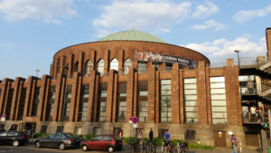 Die Tonhalle am Jubeltag zum 200. Jubiläum mit dem Paulus-Banner. Bild T.U.Henderson