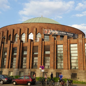 Die Tonhalle am Jubeltag zum 200. Jubiläum mit dem Paulus-Banner. Bild T.U.Henderson