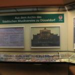 Ausstellungsdetail mit Archivalien wie Konzertblättern und Programmheften aus dem 19. Jahrhundert.