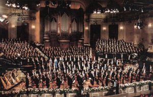 Festkonzert zum 100. Jubiläum und zur Wiedereröffnung des Concertgebouw Amsterdam: Gustav Mahler - Symphonie Nr. 8 mit dem Concergebouw-Orkest, dem Philharmonia Chorus London (links) und dem Städtischen Musikvereins Düsseldorf (rechts), unter der Leitung von Bernhard Haitink.