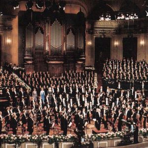 Festkonzert zum 100. Jubiläum und zur Wiedereröffnung des Concertgebouw Amsterdam: Gustav Mahler - Symphonie Nr. 8 mit dem Concergebouw-Orkest, dem Philharmonia Chorus London (links) und dem Städtischen Musikvereins Düsseldorf (rechts), unter der Leitung von Bernhard Haitink.