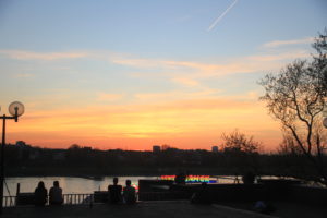 Abendstimmung mit Blick aus dem Probensaal