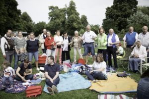 Die ganze Hill-Familie mit Freunden