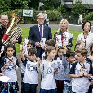 Pressekonferenz zum Open-Air-Konzert am 17.6.2018. Der Eingang des Aquazoos war der richtige Treffpunkt. Nebenan auf der sog. "Engländerwiese" findet das musikalische Picknick statt. Kulturdezernent Hans-Georg Lohe begrüßte alle Akteure und die Presse. Kinder der Klasse 1 b der Sternwartschule sangen unter der Leitung von Martin Lucaß. Nemos Künstler aus Südafrika revanchierten sich mit einem Lied. Im Hinteren Bild: v.l.n.r.: Rainer Templin mit Tuba, CSM, Hans-Georg Lohe, Helma Wassenhoven, Marieddy Rossetto