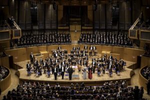 Schlussbild nach dem Konzert mit überwältigendem Beifall für Solisten, Orchester und Chor.