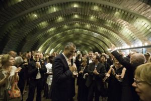 Intendant Michael Becker eröffnet die Feier für Chor, Orchester und Gäste nach dem Konzert.