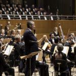 Intendant Michael Becker bei der Begrüßung der Festgäste in der ausverkauften Tonhalle