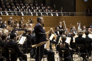 Intendant Michael Becker bei der Begrüßung der Festgäste in der ausverkauften Tonhalle