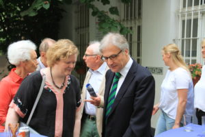 Die Direktorin des Heinrich-Heine-Instituts, Frau Dr. Sabine Brenner-Wilczek, mit dem Kulturdezernenten, Herrn Hans-Georg Lohe, bei der Eröffnung der Ausstellung "MusikVereint" am 3.6.2018