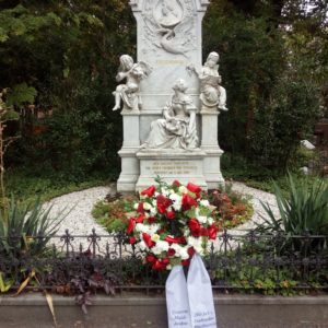 In seinem 200. Jubiläumsjahr gedenkt der Städtische Musikverein zu Düsseldorf seines Musikdirektors Robert Schumann am 29.7.2018, zu dessen 162. Todestag mit einer Kranzniederlegung.