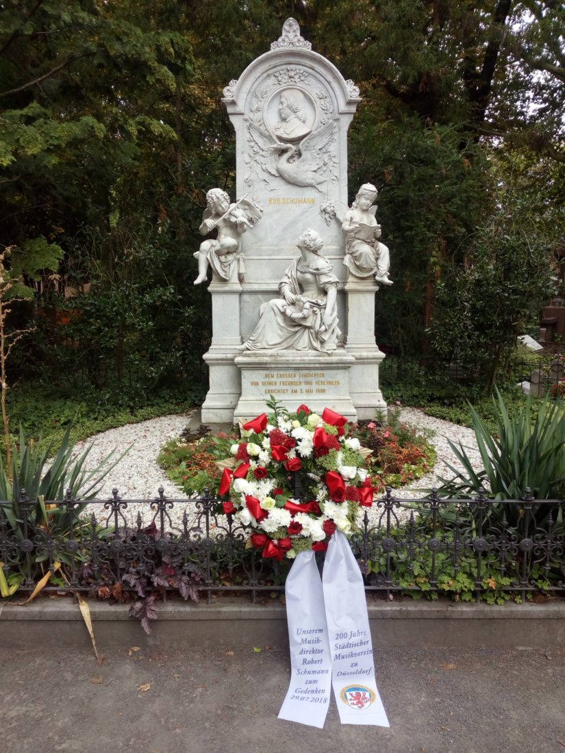 In seinem 200. Jubiläumsjahr gedenkt der Städtische Musikverein zu Düsseldorf seines Musikdirektors Robert Schumann am 29.7.2018, zu dessen 162. Todestag mit einer Kranzniederlegung.