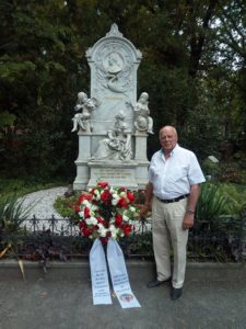 In seinem 200. Jubiläumsjahr gedenkt der Städtische Musikverein zu Düsseldorf seines Musikdirektors Robert Schumann am 29.7.2018, zu dessen 162. Todestag mit einer Kranzniederlegung.