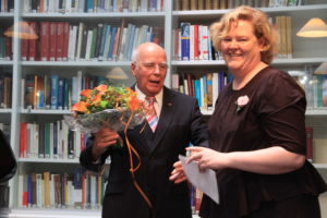 Burgmüller-Plakette: Manfred Hill erhält Blumen, die er sofort an seine liebe Ehefrau Franzis Hill mit Dank für viel Geduld übergibt.