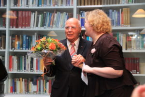 Burgmüller-Plakette: Manfred Hill erhält Blumen, die er sofort an seine liebe Ehefrau Franzis Hill mit Dank für viel Geduld übergibt.