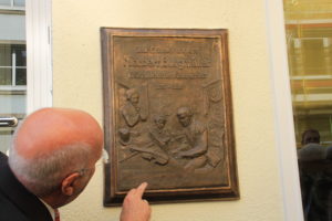 Burgmüller-Tafel: Die Erinnerungstafel des Düsseldorfer Künstlers Ulrich Grenzheuser mit dem Schriftzug: Häusliche Szene im Hause Burgmüller auf der Bastionstraße