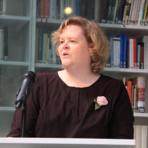 2018 MusikVereint: Finissage der Ausstellung. Die Direktorin des Heinrich-Heine-Instituts Dr. Sabine Brenner-Wilczek bei der Begrüßung der Gäste und dem anschließenden Impulsvortrag.