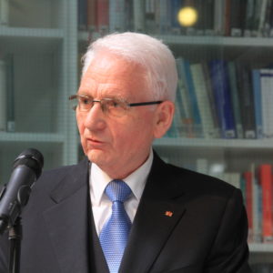Burgmüller-Plakette: Der Ehrenvorsitzende der AGD, Herr Dr. Edmund Spohr, bei seiner Laudatio auf den Musikvereinsvorsitzenden Manfred Hill